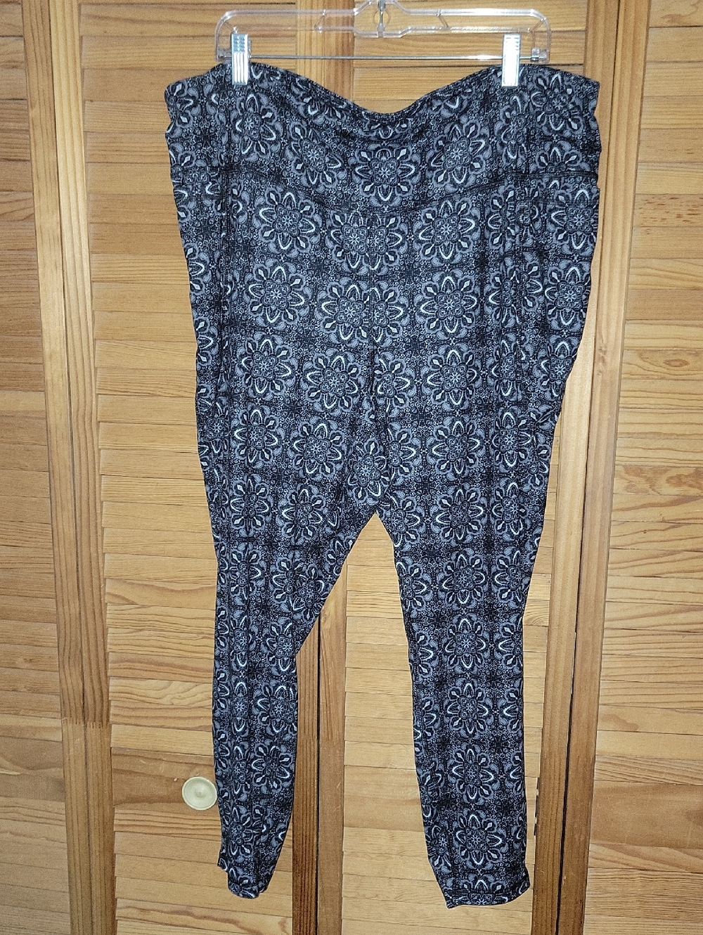 LIVI Soft Black White Gray Floral Stretch Athleisure 7/8 Leggings Plus Size 28